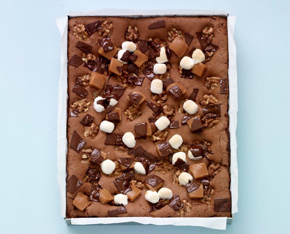 Brownies with caramels and marshmallows.  Photo: Brodogkorn.no
