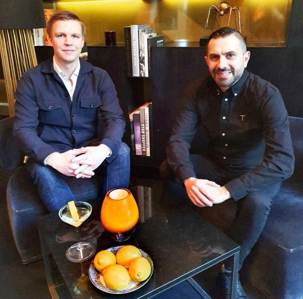 Makes the drink: Food and Beverage Director Nils Ewe Matson, 30, and bartender Pierpaolo Sekuk, 41, are at The Thief.  Photo: Stine Nibe Ravneberget / Finansavisen