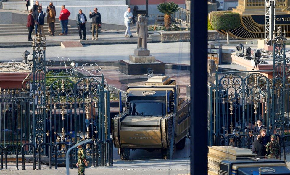 Here, Queen Hatshepsut is transported in a convoy from the Egyptian Museum in Cairo and will drive the five kilometers to her new home on the other side of the city.  Photo: Amr Abdallah Dalsh / Reuters