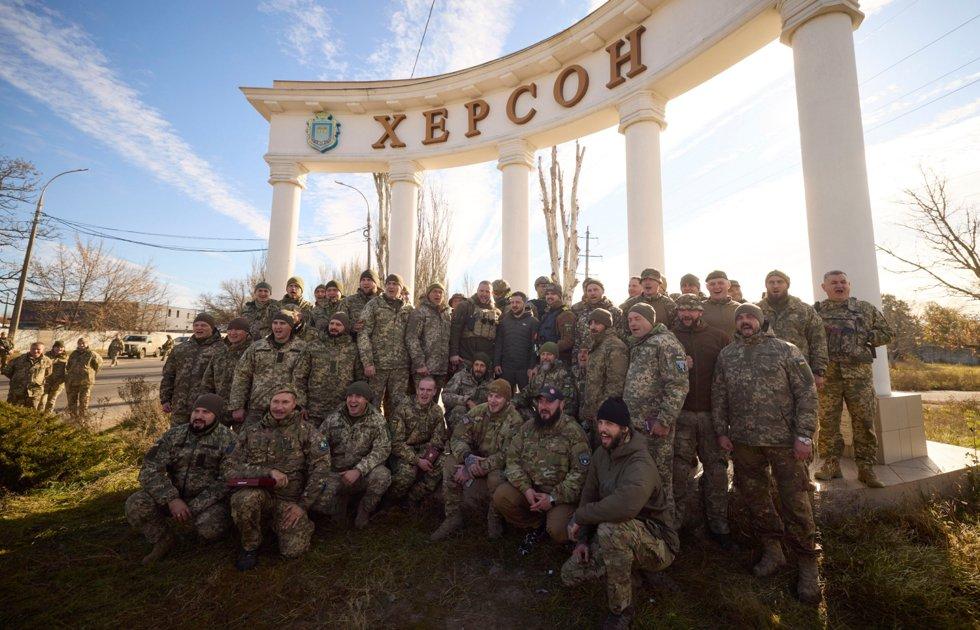 Des soldats ukrainiens avec le président Volodymyr Zelenskyy lors de sa visite à Kherson le 14 novembre après que les forces russes ont été chassées et que la ville a été libérée par les forces ukrainiennes.  Photo : AP
