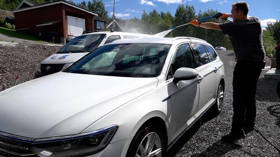 bilvask høytrykkspyler vasker bilen ren for hånd