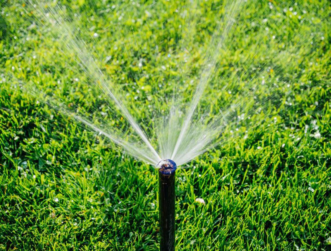 automatisk vanning av gressplenen holder den grønn og frisk hele sommeren.