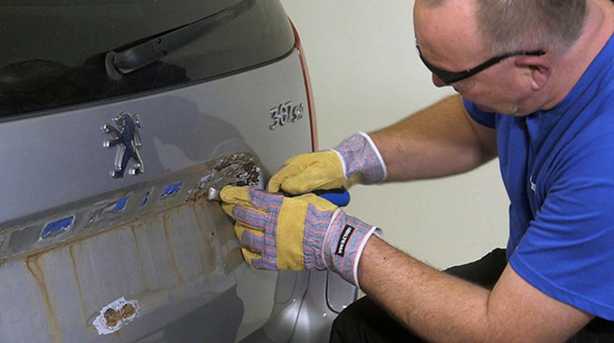 mann fra biltema reparerer rustskader på bilen selv