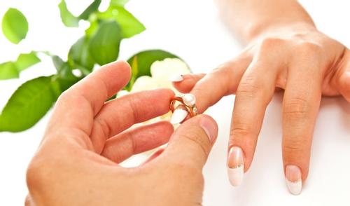 Fremmedgøre Bryde igennem rørledning Hvilken finger skal gifteringen være på? | ABC Nyheter