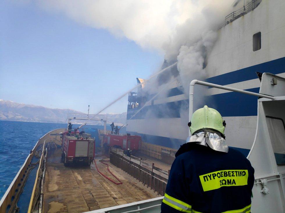Capitano arrestato dopo l’incendio della nave sul traghetto al largo della Grecia