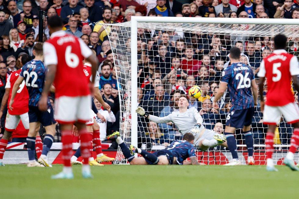 Il cannone di Ødegaard nella celebrazione del gol dell’Arsenal – ha preso il vantaggio 5-0 sul Nottingham Forest