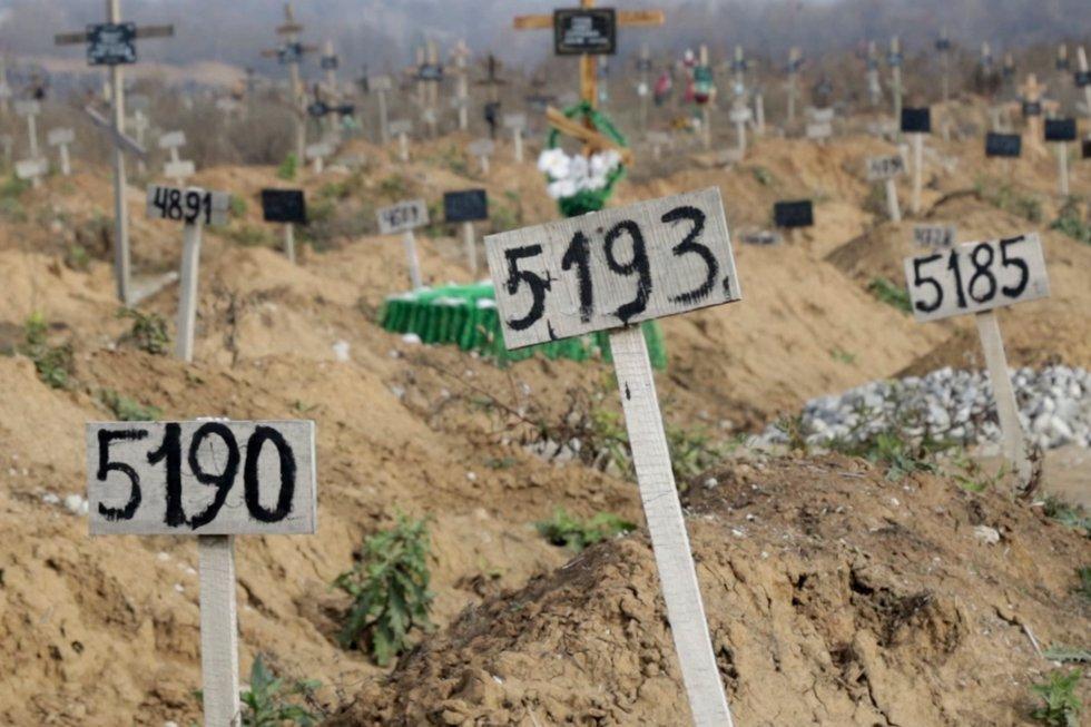 AP: At least 10,300 new graves in Mariupol