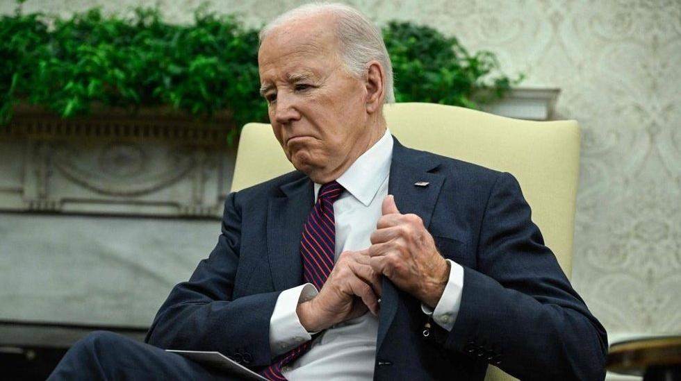 Joe Biden è stato colto in flagrante con la scritta “Cheat Notes” tutta in maiuscolo