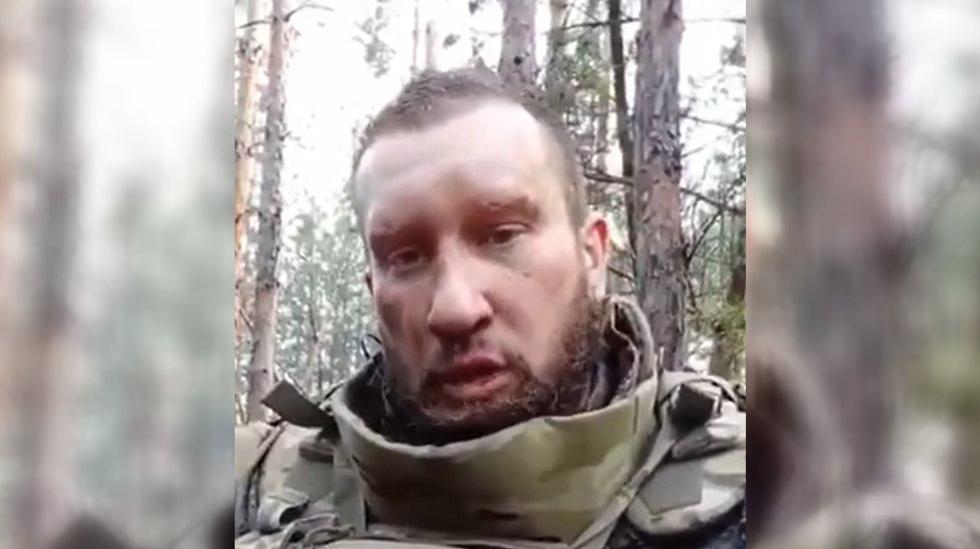 Soldat russe avec une prière désespérée depuis le champ de bataille