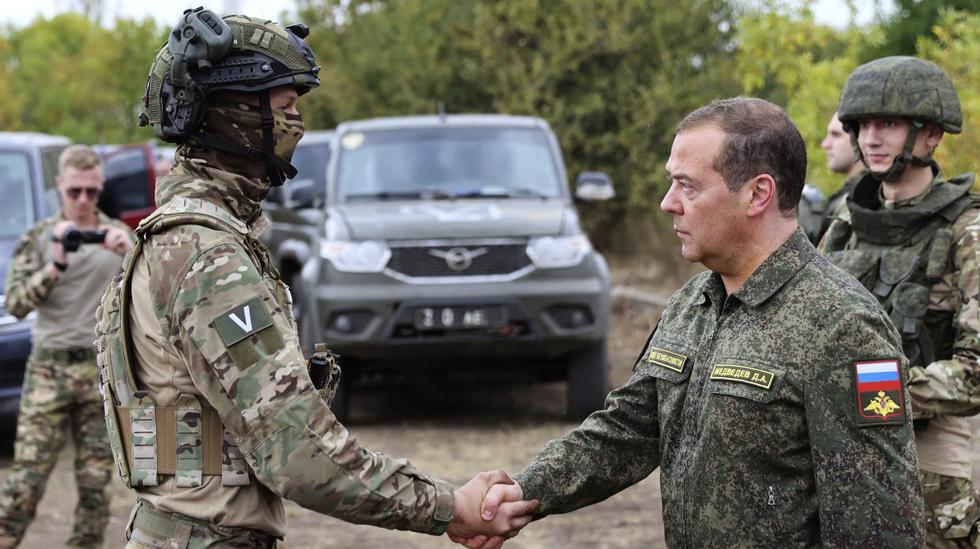 Medvedev’s Visit to Shooting Range in Donetsk and Russian Soldiers’ Fighting Qualities: News and Images