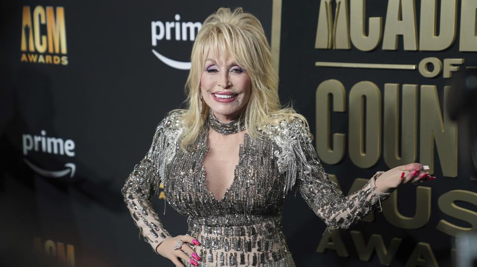 Dolly Parton dice di essere stata frustata e punita da suo nonno