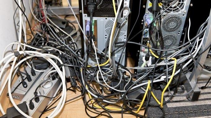 Kunde Flad Telegraf Elektriske ledninger: Slik rydder du opp i ledningskaoset | ABC Nyheter