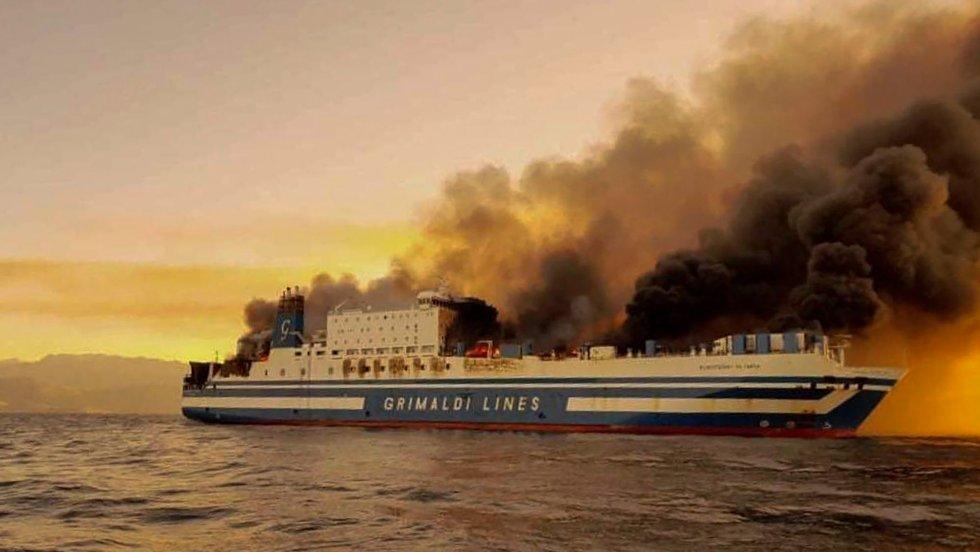 Undici dispersi dopo l’incendio di una nave passeggeri in Grecia