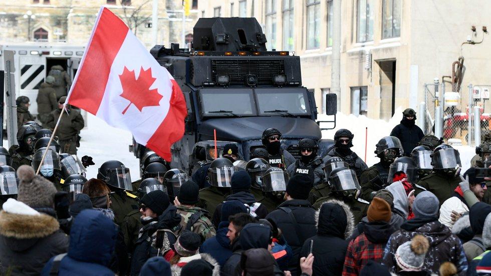 Canadian police use chemical against protesters