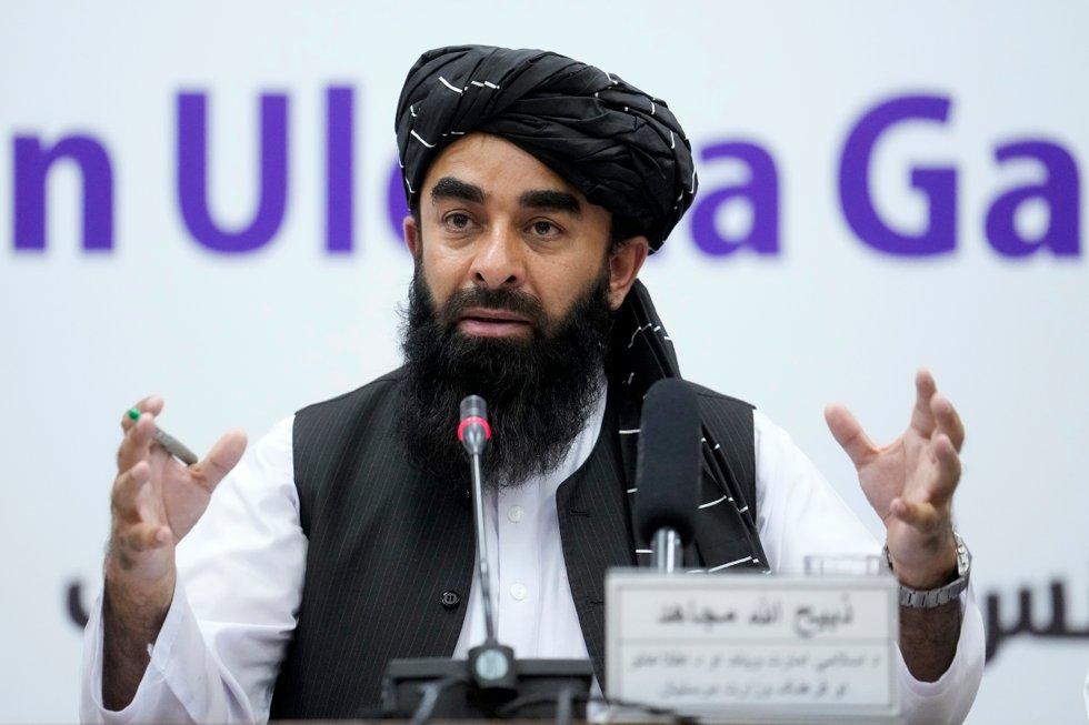 Taliban man ends mass gathering without a word about girls school