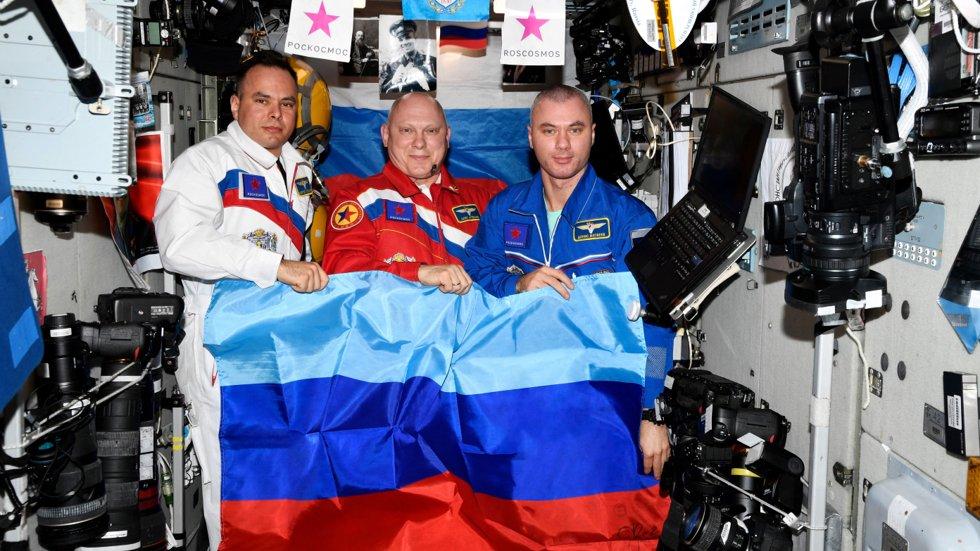 Cosmonauti russi nello spazio in piedi con la bandiera della vittoria a Luhansk – La NASA risponde bruscamente