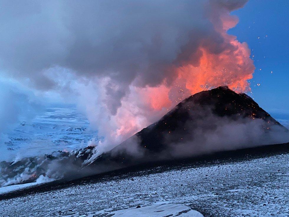 Deux volcans prennent vie sur la péninsule du Kamtchatka