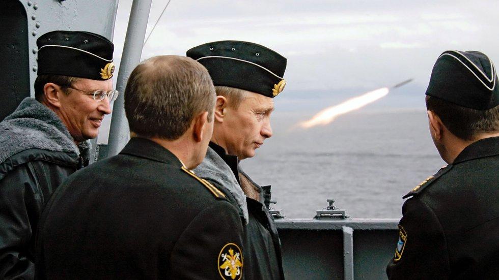Ex scrittore di discorsi di Putin: i generali russi possono rovesciare Putin con un colpo di stato militare
